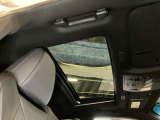 解放感を感じることができるムーンルーフ。屋外の気持ち良い風や日差しとり込み車内空間を明るくします。