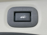 【パワーバックドア】スマートキーや運転席のボタンを押すだけでリアゲートが自動で開閉します!荷物を持っている時や、高い位置にあるバックドアを閉める際に便利な機能です♪