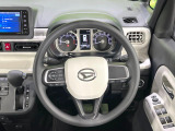 インテリアに合わせたデザインのステアリングは、運転される方のことも考え、運転しやすい形状、大きさです。是非一度、実際に触ってお確かめください。