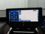 ディスプレイオーディオにナビ機能が設定されています。簡単な操作で行き先を入力することができ、音声で目的地まで案内してくれます。初めて訪れる場所も安心です。