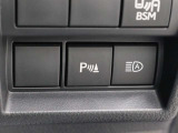 超音波センサーを利用して、車両前方や車両後方の障害物を検知。障害物との距離と接近部位の位置をマルチインフォメーションディスプレイに表示し、同時に音声とブザーでドライバーに注意を促します。