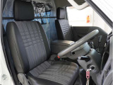 【清潔感のある運転席&助手席】隅々までクリーニングの行き届いた運転席&助手席。目立ったシミや汚れ等もございません。快適なドライブをどうぞ。