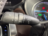 【オートワイパー(AUTO)】雨が降り出した時に、雨滴検出用センサー(レインセンサー)が雨滴を感知すると、自動でワイパーが動作します。