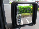 【ブラインドスポットモニター 】側方や後方の死角に他の車両など物体が入ってきた時ドアミラー上のアイコンが点灯し警告音で注意を喚起してくれます!