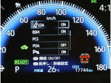 レーンディパーチャーアラートとは車線または走路からの逸脱の可能性を警告すると共に、車線または走路からの逸脱を避けるためのハンドル操作の一部を支援する機能です。詳細は販売店スタッフまでおたずねください。