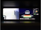 後退時、衝突の可能性がある場合は、段階的に注意を喚起。回避操作がない場合はブレーキ制御を行い、衝突回避をサポートする後退時ブレーキアシスト付です!