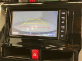 車庫入れなど後進運転時に死角をモニターで確認ができて安全です♪ ステアリング操作の参考になるガイド線も表示しますので車庫入れがニガテな方も安心ですネ!