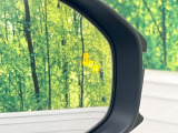 【ブラインドスポットモニター】走行中、ドアミラーの死角になりやすい箇所に後続車が接近するとサイドミラーのレンズに警告を表示!ドライバーに注意喚起をしてくれます。