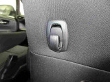 運転席シートバックには買い物袋等が掛けられる便利なフック