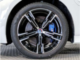 BMWの純正アロイホイールは軽量かつ強度にも優れているホイールで走行性能を引き上げる設計になっております。足元にもBMWは妥協がなくこだわっている個所になります。