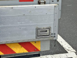 リヤあおり運転席側の格納式ステップの開閉が固い。