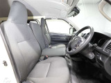 ゆったり室内で運転もしやすいです♪使い勝手の良い配置も考えられています!!