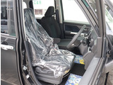 お車選びをお楽しみ頂けるよう、在庫車の展示スペースを十分に確保しております。