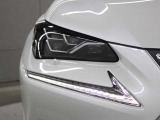 LEDヘッドランプにはアダプティブハイビームシステム「AHS」を採用。光検出カメラで車両検出をし、先行車や対向車に直接ハイビームを当てないように部分遮光します。