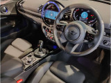 MINIの内装はとにかく『円』に拘ったデザインコンセプトが一目で伝わってきます。これほど円形に拘った車は他に御座いません。伝統のデザイン、トグルスイッチなど遊び心のある内装で御座います。