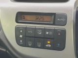 【オートエアコン】一度お好みの温度に設定すれば、車内の温度を検知し風量や温度を自動で調整。暑い&hellip;寒い&hellip;と何度もスイッチ操作をする必要はありません。快適な車内空間には必須の機能ですね♪