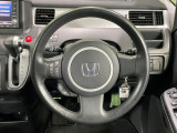 【純正革巻きステアリング】上質な革を使用することで、手にしっかり馴染みとても運転しやすいハンドルです♪