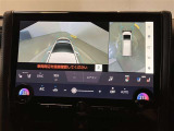【パノラミックビューモニター】映像で、見づらい車両周辺の確認をアシスト。クルマを真上から見ているような映像を表示。 運転席から確認しにくい車両周囲の状況を把握。