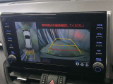 駐車が苦手な方でも安心のバックガイドモニター搭載。 後方の映像をクリアに表示し、ガイドラインで車庫入れや縦列駐車をしっかりサポート。毎日の運転がぐっとラクになります。