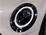 MINIのオートライトは積極的にライトをつけることにより、自車の存在を周囲に向けアピールいたします。それは安全性への配慮でもあります。