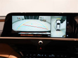 パノラミックビューモニター付きです。車両を上から見たような映像をディスプレイオーディオ画面に表示。運転席からの目視だけでは見にくい、車両周辺の状況をリアルタイムでしっかり確認できます。
