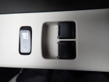 前席の窓の開閉は電動になりますので、便利ですよね。