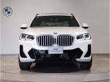 【キドニーグリル】BMWは約90年もの間、ほぼ全ての車両にひと目でBMWだと分かるこの特徴的なフロントグリルが備えられ、デザイン・アイコンとして親しまれてきました。