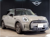 MINIのフロントグリルのデザインはイギリスで生まれた当初から、シルバーのサイドバーが折り重なった伝統的なデザインで御座います。その伝統はBMWのお車になってからでも少しずつ形を変えて守られております