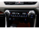 運転席と助手席、それぞれ温度調節ができ、オールシーズン快適なオートエアコンとなっております!