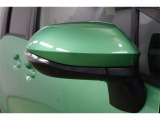 バイカラーがお洒落なウインカーミラーです。ウインカーミラーはお洒落なだけでなく対向車や歩行者からの視認性が良く安全性が向上し、事故防止にもつながります。