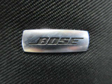 BOSEサウンドシステムを搭載。「良い音を出す」ではなく、その車種のごとに特徴を計算(車種専用設計)し、「反響音」を作り出すことによってどの座席でも自分中心で音が聴こえ、「心地よい空間」を作り出します。
