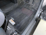 内装工程では、中古車を気持ちよくお乗りいただけるよう清掃しております。