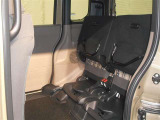 狭い駐車場などでバックドアが開けられない時は、後席の座面をはね上げて荷物を積める空間に★はね上げ操作はワンアクションです!