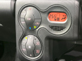 【オートエアコン】一度お好みの温度に設定すれば、車内の温度を検知し風量や温度を自動で調整。暑い&hellip;寒い&hellip;と何度もスイッチ操作をする必要はありません。快適な車内空間には必須の機能ですね♪