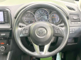 インテリアに合わせたデザインのステアリングは、運転される方のことも考え、運転しやすい形状、大きさです。是非一度、実際に触ってお確かめください。