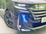 【LEDヘッドライト】悪天候や夜間走行時も良好な視界を確保し安心して運転できる高輝度LEDヘッドライトを装備!点灯速度が早く、消費電力も抑えられています。