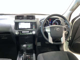 運転席は見やすく整理され、ナビも美しく装着され操作性にも優れています!