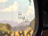 【ブラインドスポットモニター】走行中、ドアミラーの死角になりやすい箇所に後続車が接近するとサイドミラーのレンズに警告を表示!ドライバーに注意喚起をしてくれます。