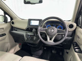 運転席まわりです。 各操作スイッチは使いやすい位置に配置されてます。