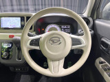 インテリアに合わせたデザインのステアリングは、運転される方のことも考え、運転しやすい形状、大きさです。是非一度、実際に触ってお確かめください。