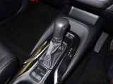 『電気式のパーキングブレーキ』になります。指一本で補助ブレーキのON.OFFが可能です。