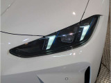 BMWの伝統の丸目4灯ヘッドライトでございます。LEDライトで視認性もよく明るく安全性の向上につながります。