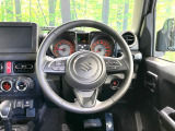 インテリアに合わせたデザインのステアリングは、運転される方のことも考え、運転しやすい形状、大きさです。是非一度、実際に触ってお確かめください。