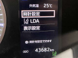 レーンディパーチャーアラートとは車線または走路からの逸脱の可能性を警告すると共に、車線または走路からの逸脱を避けるためのハンドル操作の一部を支援する機能です。詳細は販売店スタッフまでおたずねください。
