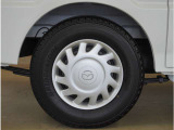 【ホイールキャップ】車に良く似合う純正ホイールキャップが装備されています。ノーマルタイヤ、スタッドレスタイヤも広島マツダにお任せください。
