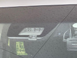 【三菱e-Assist】走行中に前方の車両等を認識し、衝突しそうな時は警報とブレーキで衝突回避と被害軽減をアシスト。より安全にドライブをお楽しみいただけます。