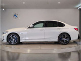 BMWではロングホイールベースの採用をしており、すべての車種に適用され、走行中の安定感の向上されております。また室内空間の広さにも貢献しております。