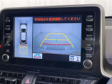 後方の見える安心をお届けするバックガイドモニター付:バックするときのアシストラインもあって楽々バック!車庫入れや縦列駐車をサポートし、苦手な駐車も安心です!今やもう手放せない装備ですネ♪