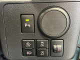 【スマートアシスト】走行中に前方の車両等を認識し、衝突しそうな時は警報とブレーキで衝突回避と被害軽減をアシスト。より安全にドライブをお楽しみいただけます。