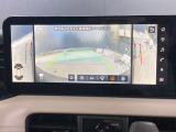 車両前方と左右両方が確認でき、狭い道での接触防止をサポートしてくれるサイドビュー。